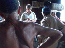 Fiscal toma depoimento de trabalhadores libertados na fazenda Cabaceiras, em Marabá, sul do Pará.