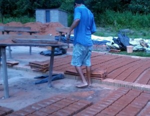 Homem em meio a olaria flagrada com trabalho escravo