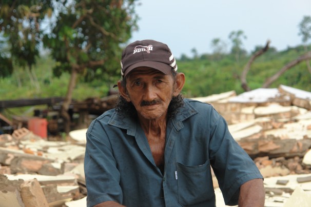 Seu Amadeu em meio a destroços de casa derrubada em Santo Antonio: dificuldades de receber indenização (foto: Verena Glass)