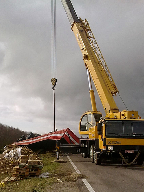 Veículo é rebocado após acidente em Chuí, no Rio Grande do Sul (Foto: Claudio Drews / Flickr-CC)