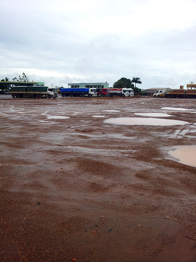 Ao fundo, caminhões aguardam em parada para seguir viagem (Foto: Daniel Santini)