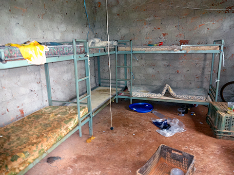 Interior do alojamento onde o grupo de trabalhadores dormia