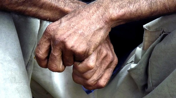 Trabalhador aguarda o término de fiscalização, quando foi libertado de trabalho escravo (Foto: Divulgação MTE)