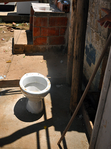 Sanitário improvisado, sem as mínimas condições de higiene