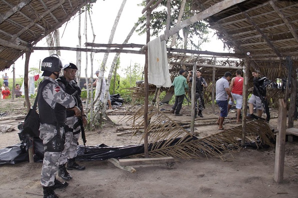 Policiais carregavam armamento pesado durante a operação
