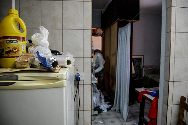 Da esquerda para a direita: cozinha, onde ficava o botijão de gás, máquina de costura instalada em um corredor e o dormitório de um dos empregados