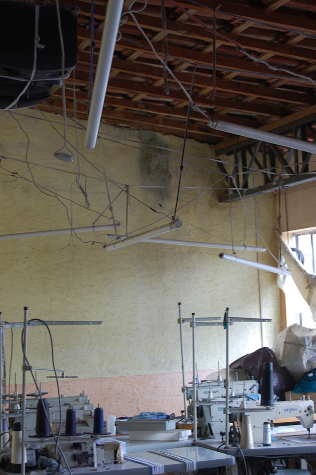 Instalações elétricas precárias forneciam iluminação no segundo andar da oficina