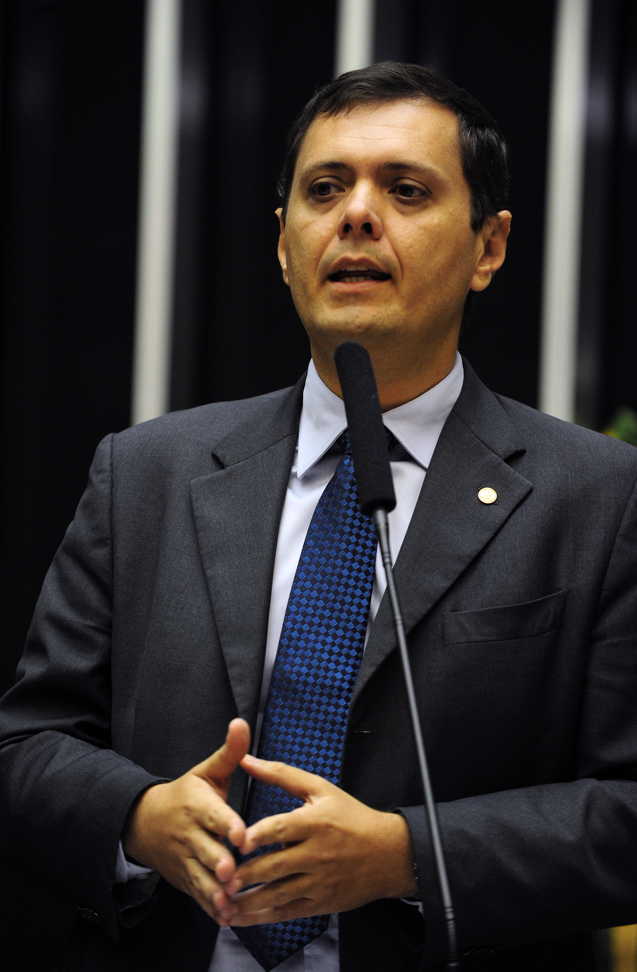 O deputado Cláudio Puty (PT-PA) discursa em sessão plenária da Câmara (Foto: Renato Araújo / Agência Câmara)