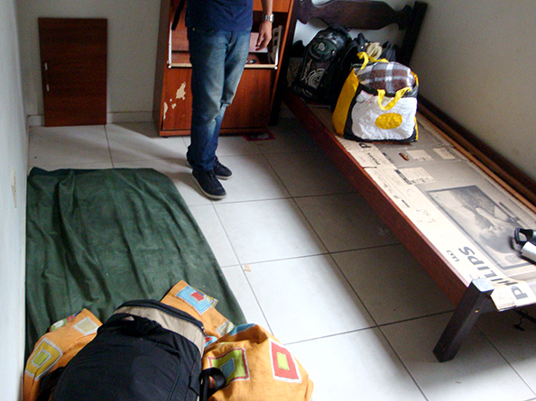 Quarto com quantidade insuficiente de camas disponíveis aos trabalhadores