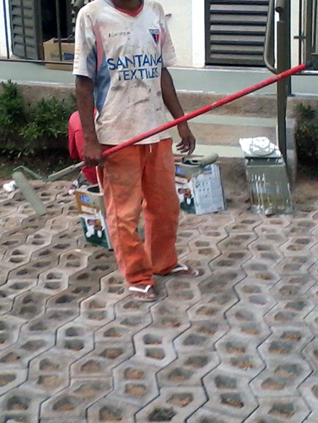 Homem mostra que trabalha sem equipamentos de proteção necessários