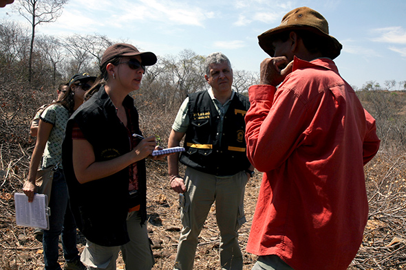 Fiscais tomam depoimento de trabalhador resgatado da escravidão, no Ceará. (Foto: MTE)
