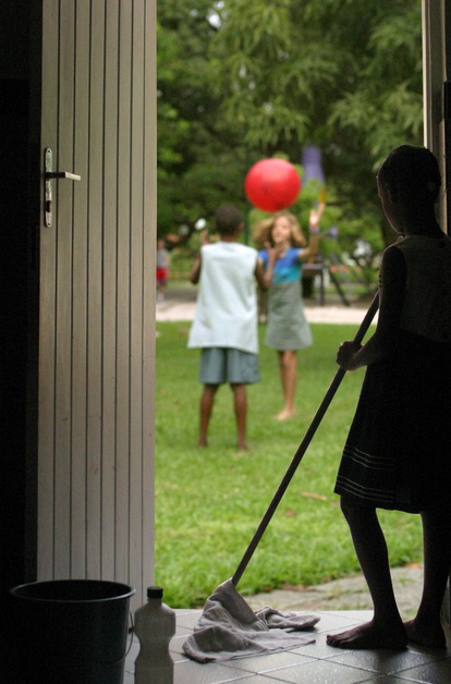 Pequenas domésticas, a violação invisível