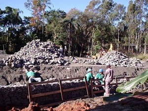 Trabalhadores sem EPI adequado em canteiro de obra para recuperação do meio ambiente na fábrica da Shell/Basf
