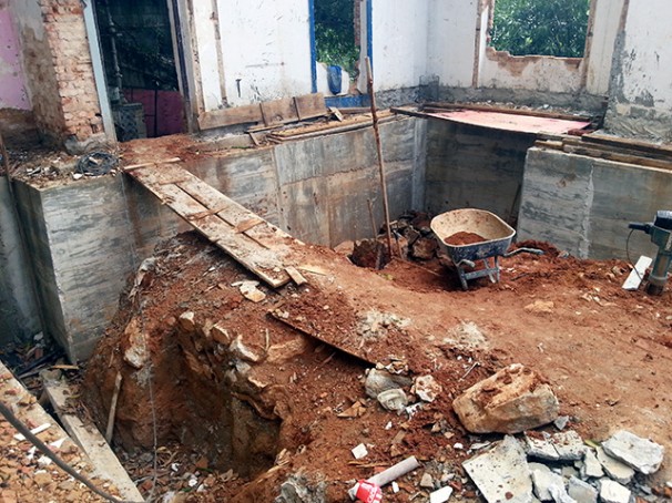 Local em que os trabalhadores realizavam as obras do Hotel Santa Teresa oferecia riscos, como a quantidade de valetas e paredes frágeis (Foto: MPT)
