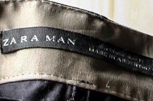 Etiqueta de calça Zara encontrada na oficina clandestina com a especificação "made in Argentina" (feita na Argentina). Fotos La Alameda
