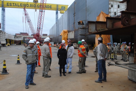 Procuradores recebem informações dentro do dique seco (Fotos: Flávio Wornicov Portela / MPT)