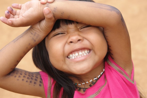 Menina Suruí, em Rondônia. Foto: Verena Glass