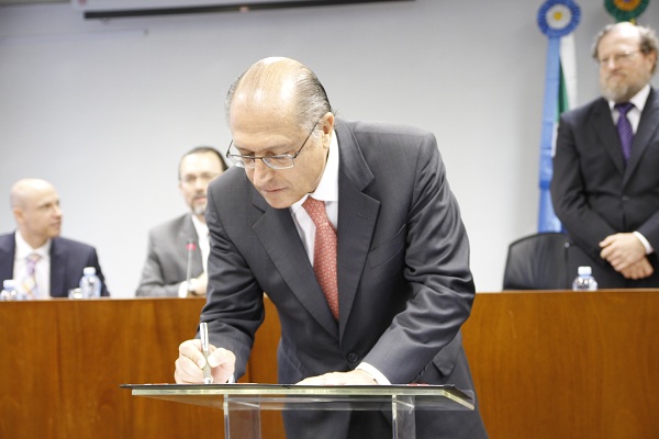 Alckmin regulamenta lei que cassa ICMS de empresas que empregam trabalho escravo