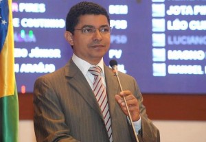 Deputado Estadual Bira do Pindaré (PT) em tribuna da Assembleia Legislativa