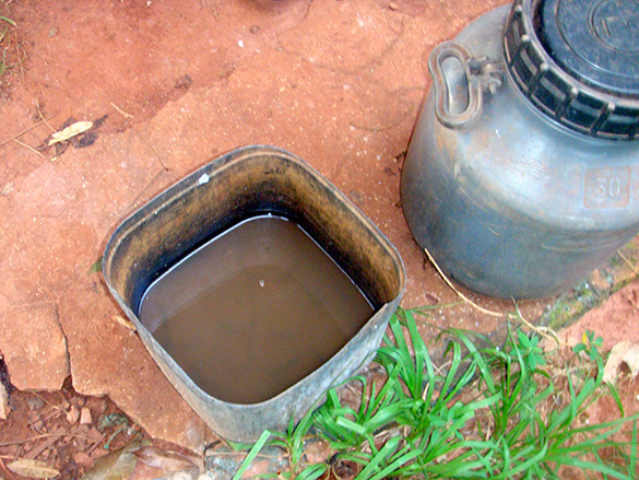 Recipiente armazena água que era retirada de um açude próximo