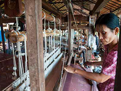 Mulheres trabalham na confecção de peças