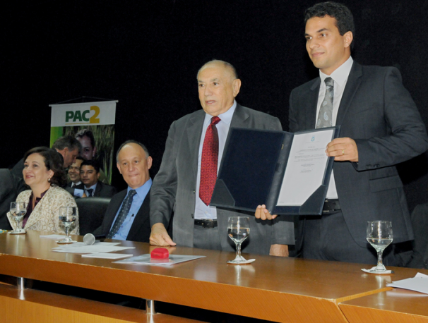 Com a presença da senadora Kátia Abreu (PSD/TO) e do ministro do Desenvolvimento Agrário Pepe Vargas, governador do Tocantins, Siqueira Campos, empossa o deputado Irajá Abreu (PSD/TO) como secretário do Desenvolvimento Agrário e Regularização Fundiária. Foto: Márcio Vieira/ATN