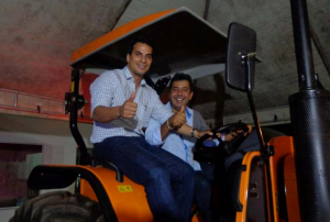 Novo secretário tem percorrido o estado distribuindo máquinas entregues pelo Governo Federal. Foto: Reprodução/Facebook