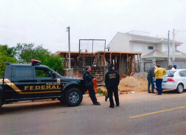 25 trabalhadores trabalhavam sem registro em obra sem alvará e com diversas irregularidades (Foto: SRTE-RS)