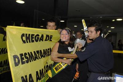 Ativistas protestam sobre a atuação da senadora Kátia Abreu contra o meio-ambiente (Foto: Divulgação / Greepeace)