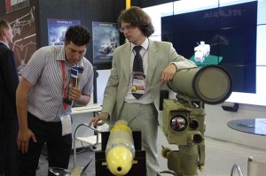 Exibição de armas na feira.