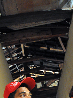 Teto da casa onde o contingente permaneceu estava sem forro