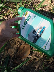 Empregados reaproveitavam recipientes de lubrificante para guardar água. (Foto: Divulgação/MPT)