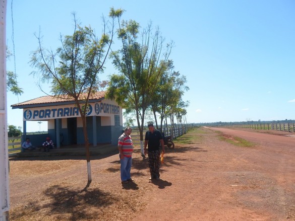 Portaria de entrada, mesmo local onde o trabalhador teria sido assassinado (Foto: Divulgação)