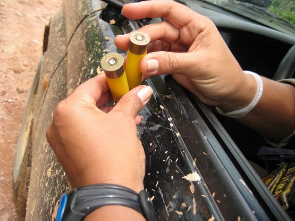 Em fazenda da Agropecuária Santa Bárbara flagrada com escravidão, fiscais encontraram adolescente andando de moto com uma espingarda calibre 12 nas costas (Foto: Divulgação/MTE)