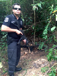 Ao fundo o corpo do trabalhador assassinado, é encontrado pelo delegado Lenildo, responsável pelo caso. Foto: Divulgação