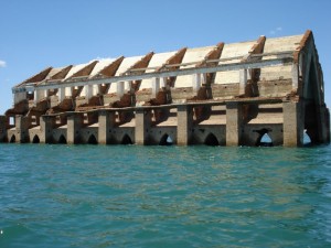 Igreja em área alagada nos anos 1980 pela construção da usina hidrelétrica Luiz Gonzaga, no Rio São Francisco, em Petrolândia (PE). (Foto: Bruno Capeli - CC BY-SA 3.0)