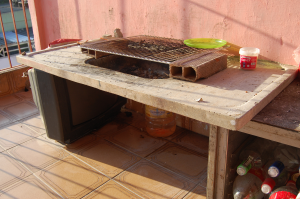 Fogareiro improvisado na varanda de uma das casas para preparo das refeições (Foto: Stefano Wrobleski)
