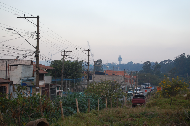 Bairro onde três dos alojamentos foram encontrados no distrito de Cumbica, que fica a cerca de um quilômetro das obras; Ao fundo, grua e torre de controle do aeroporto de Guarulhos (Foto: Stefano Wrobleski)