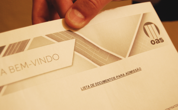 Ficha de encaminhamento recebida pelas vítimas para contratação na OAS (Foto: Stefano Wrobleski)