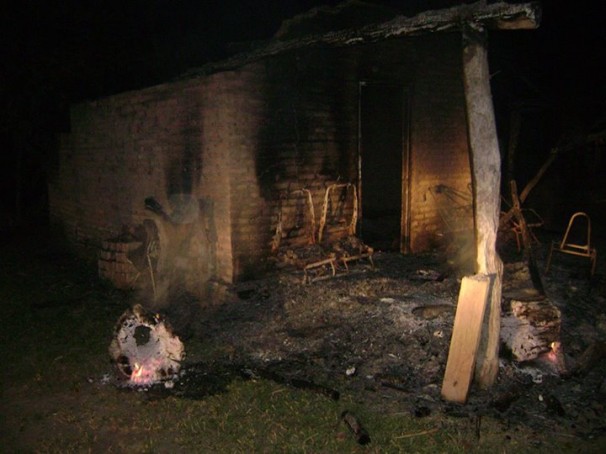Incêndio destruiu casa de Rubem Sales, presidente da Associação dos Retireiros do Araguaia. Foto: Arquivo Pessoal