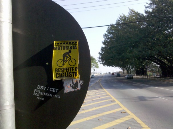 Adesivo em placa em São Paulo. Foto: Daniel Santini