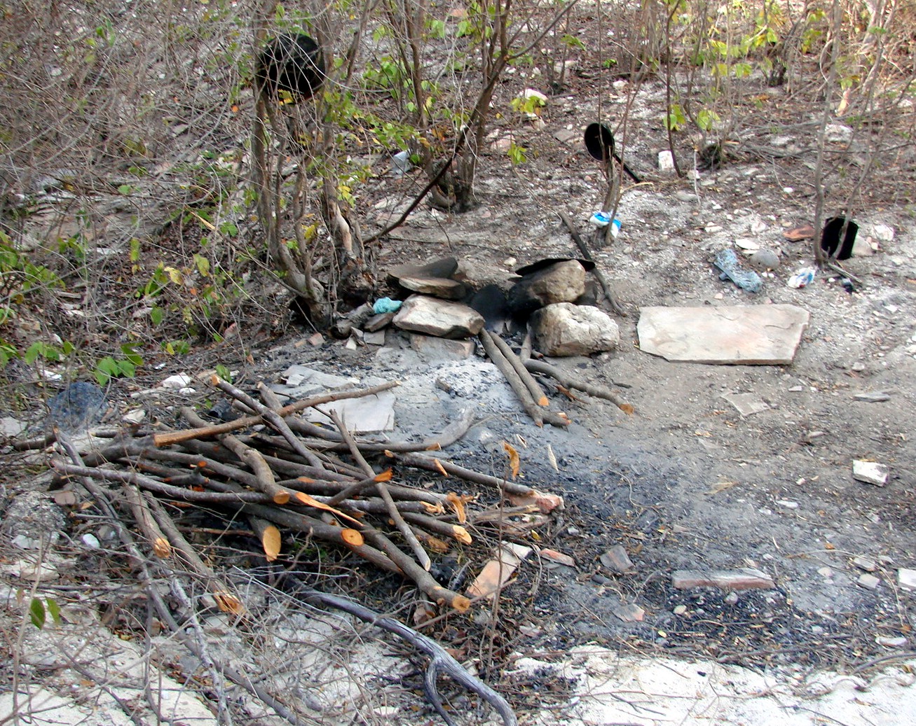 Marcas de fogueira para improvisar refeições na entra de outra mina