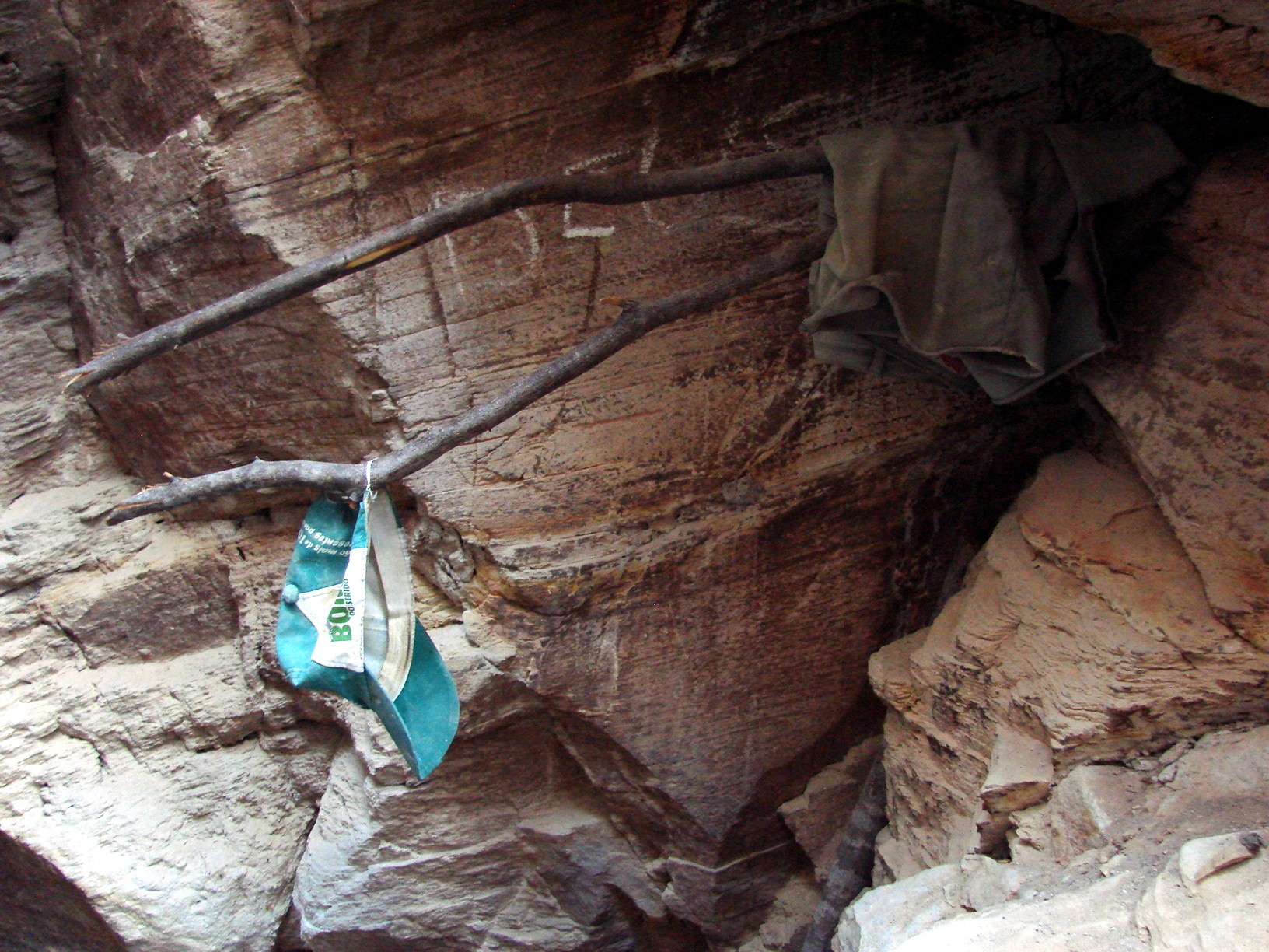 Pertences de trabalhadores são deixadas na entrada de uma mina (Fotos: MPT / Divulgação)