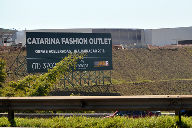 Cartaz anuncia "obras acelerdas" na construção de outlet