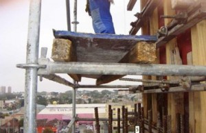 Andaimes desprotegidos na Arena da Baixada. Foto: GMAI.