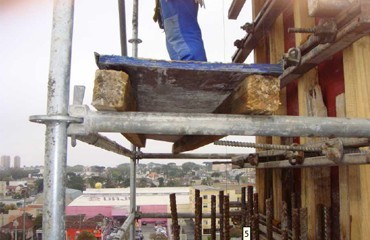Andaimes desprotegidos na Arena da Baixada. Foto: GMAI.