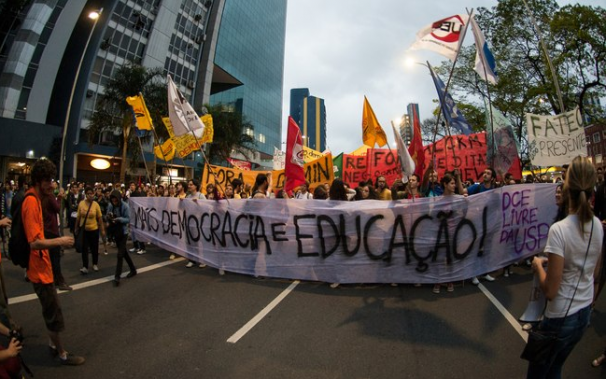 Diretório Central dos Estudantes da USP denunciou a prisão arbitrária de 56 estudantes durante a manifestação Foto: Divulgação/DCE-USP