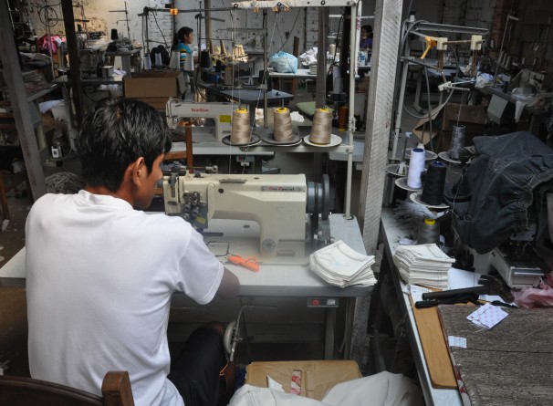 Trabalhadores produzindo peças para a Lojas Americanas. Foto: MPT/Divulgação