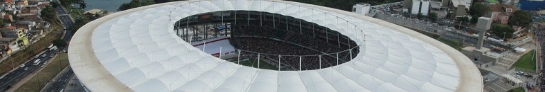 Crianças trabalham como ambulantes nos arredores da Arena Fonte Nova, em Salvador