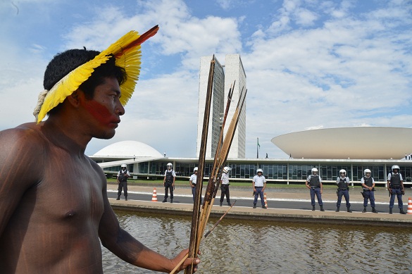 Índios protestam contra maior ofensiva em 25 anos